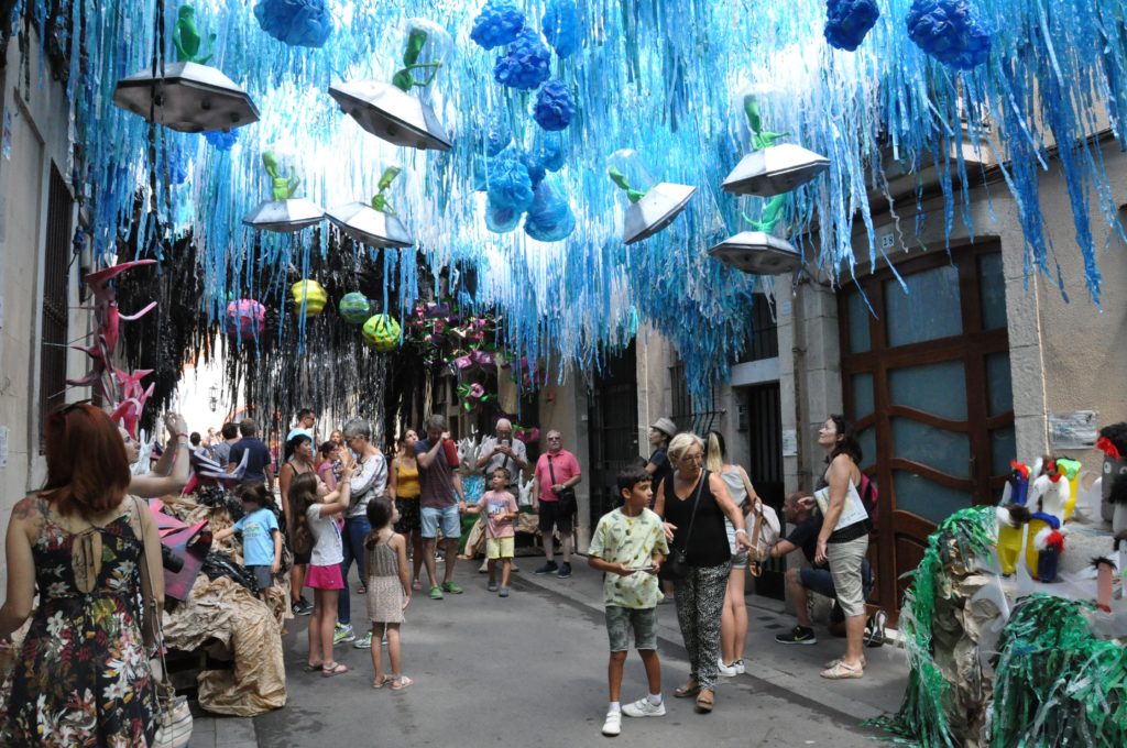 decoración de naves espaciarles y tiras de papel azul para las fiestas del barrio de Gracia en Barcelona