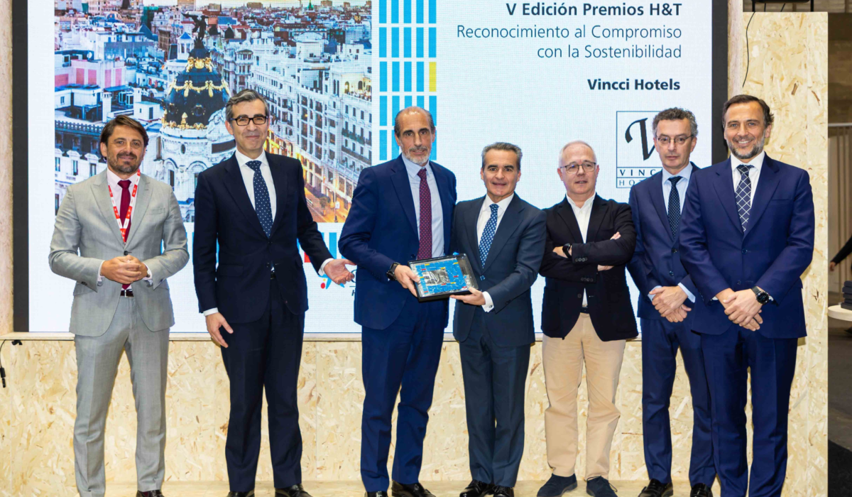 El director general de Vincci Hoteles, Carlos Calero, recoge el premio ‘CaixaBank Hotels & Tourism al compromiso con la sostenibilidad’ en FITUR
