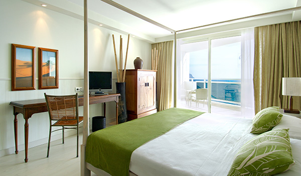 Habitación del hotel Vincci Tenerife Golf 4* en tonos verdes y madera