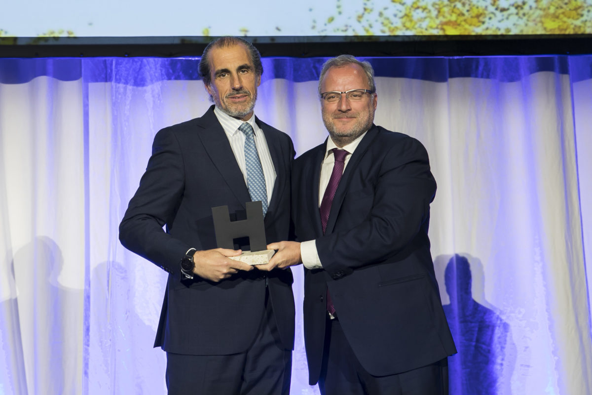 Miguel Calero, director general de Vincci Hoteles, recoge el premio a la trayectoria profesional de Rufino Calero - Hostelco Awards 2018