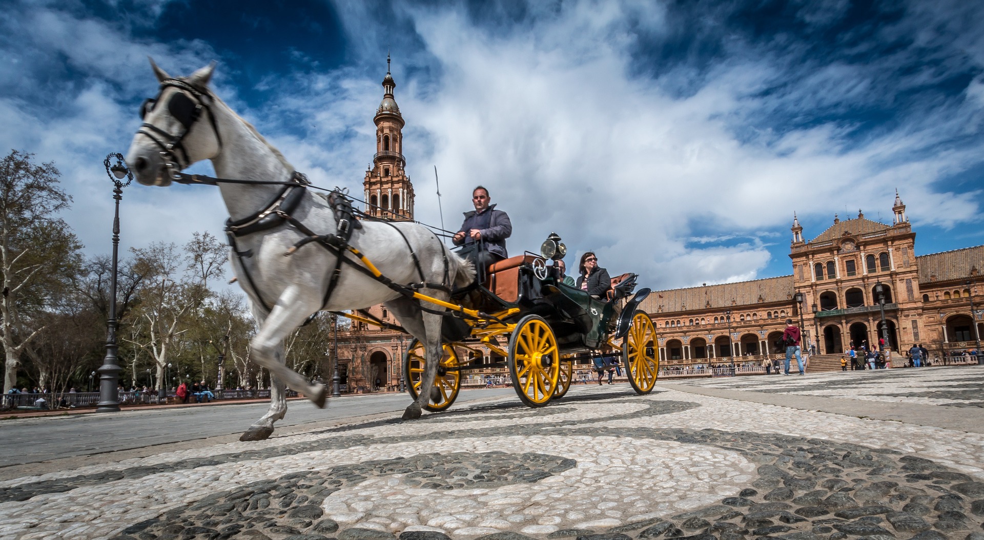 Carro de caballos por la plaza de España de Sevilla