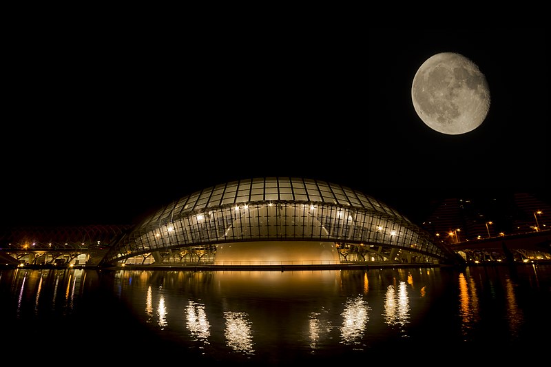 foto nocturna de la luna sobre la ciudad de las artes y las ciencias