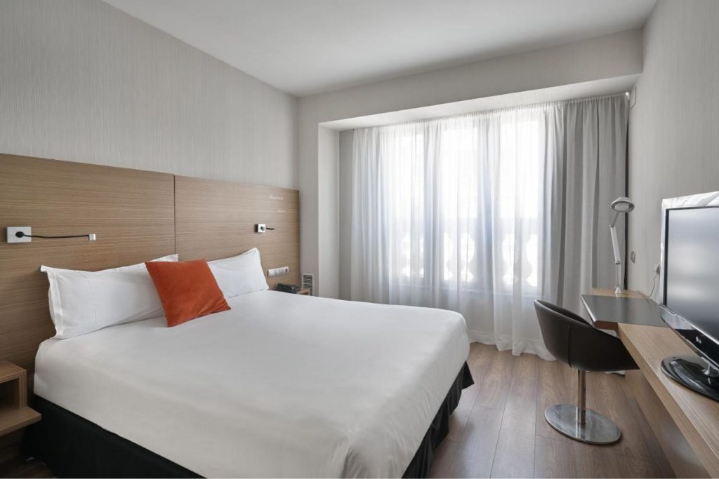 habitación de hotel con cama grande y decoración minimalista