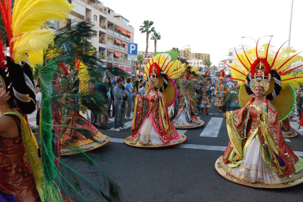 mujeres disfrazadas en el carnaval de Tenerife