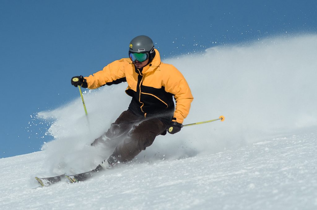 esquiador bajando por cuesta nevada
