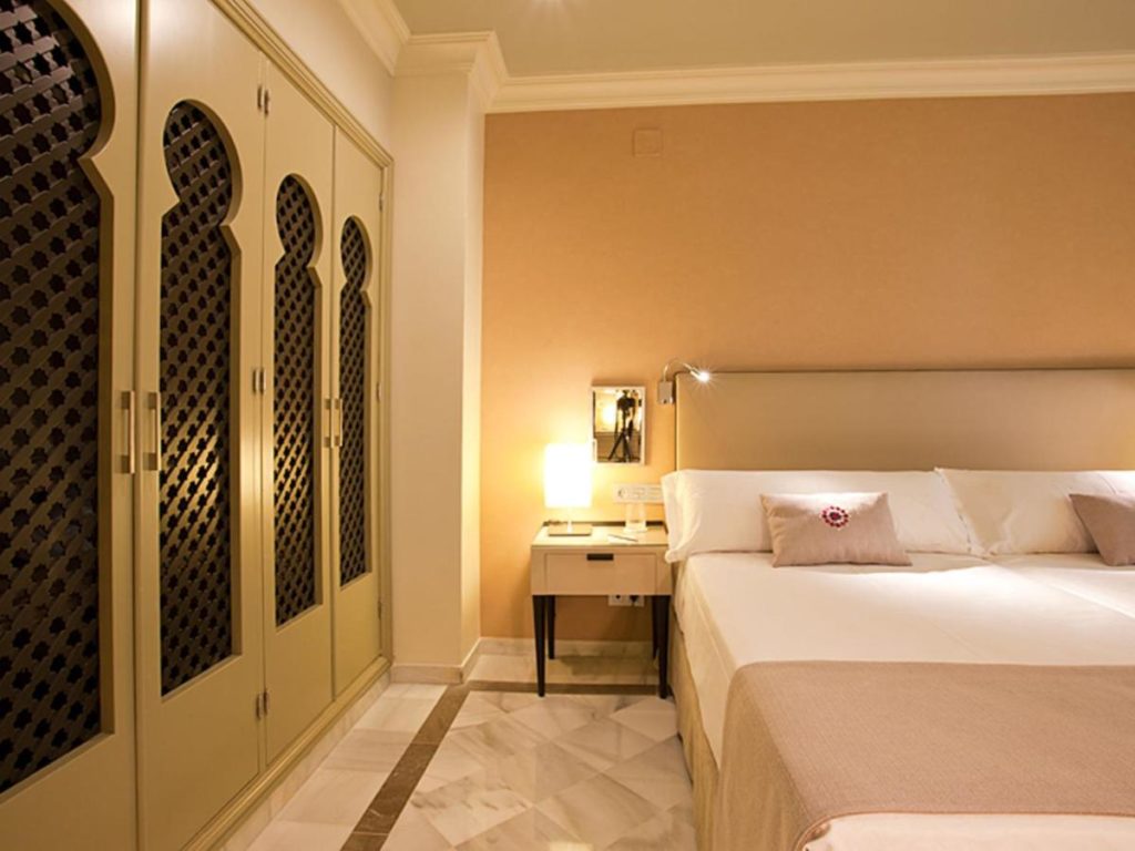 habitación con armarios de estilo arabe