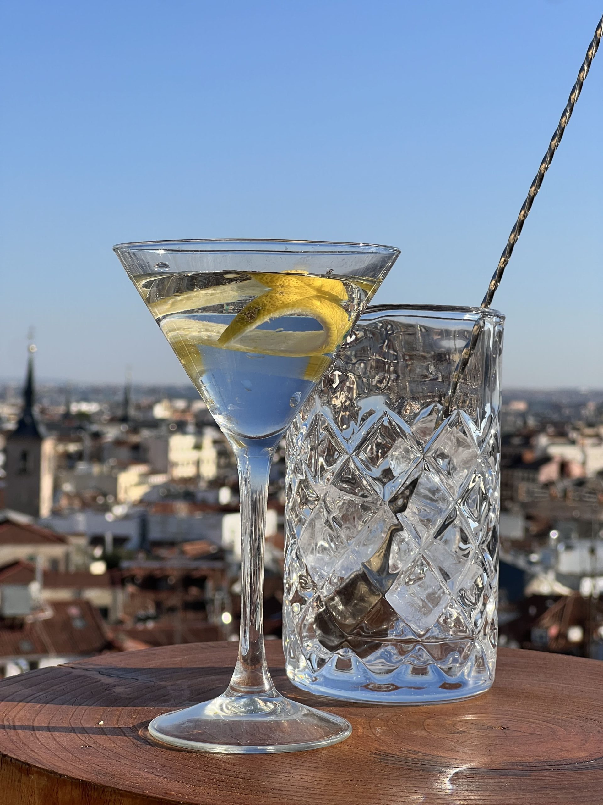 Gin tonic clásico con skyline madrileño de fondo