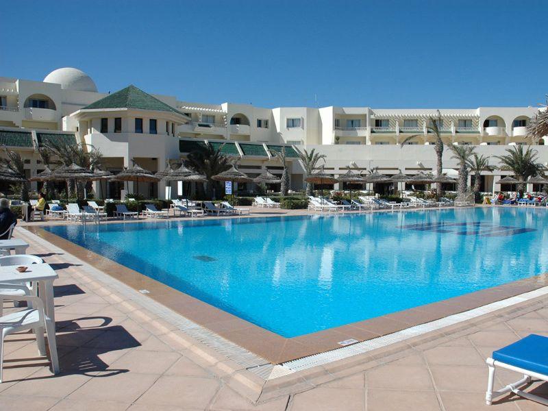 Sun loungers and umbrellas on the beach Vincci Dar Midoun & Spa 4* Djerba Sun loungers and umbrellas on the beach Vincci Dar Midoun & Spa 4* Djerba