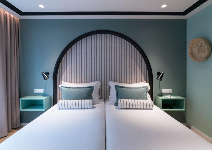 Double Room with Extra Bed Vincci Bonjardim 4* Porto Double Room with Extra Bed Vincci Bonjardim 4* Porto