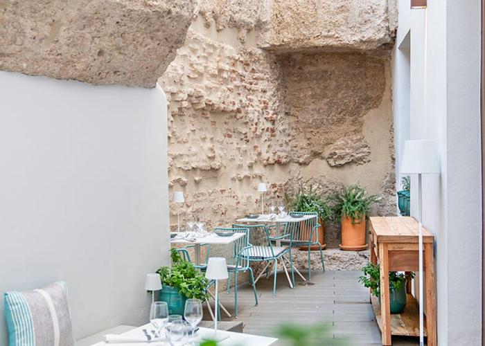 Patio muralla los geranios Vincci Molviedro 4* Sevilla Patio muralla los geranios Vincci Molviedro 4* Sevilla