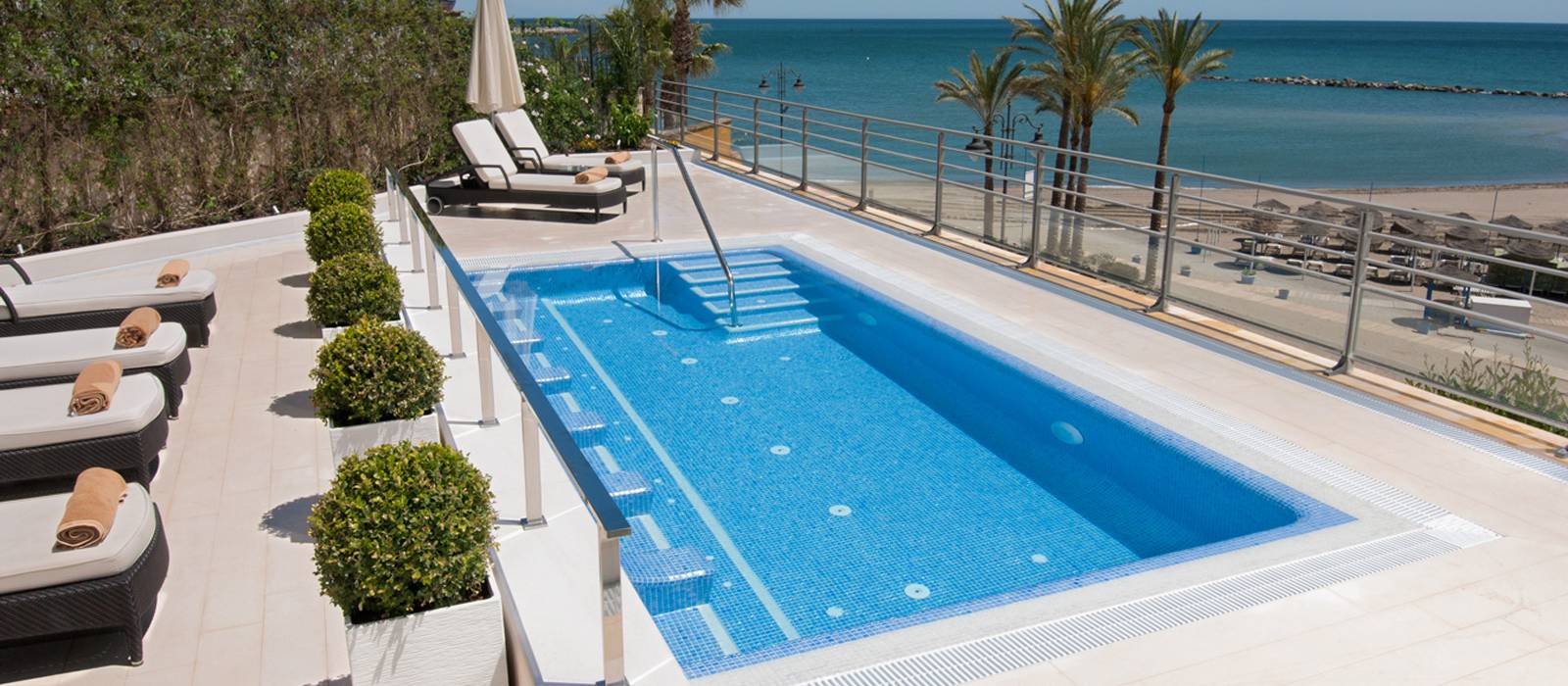 Hotel Vincci Aleysa Boutique&Spa - Piscina e piscina esterna con idromassaggio