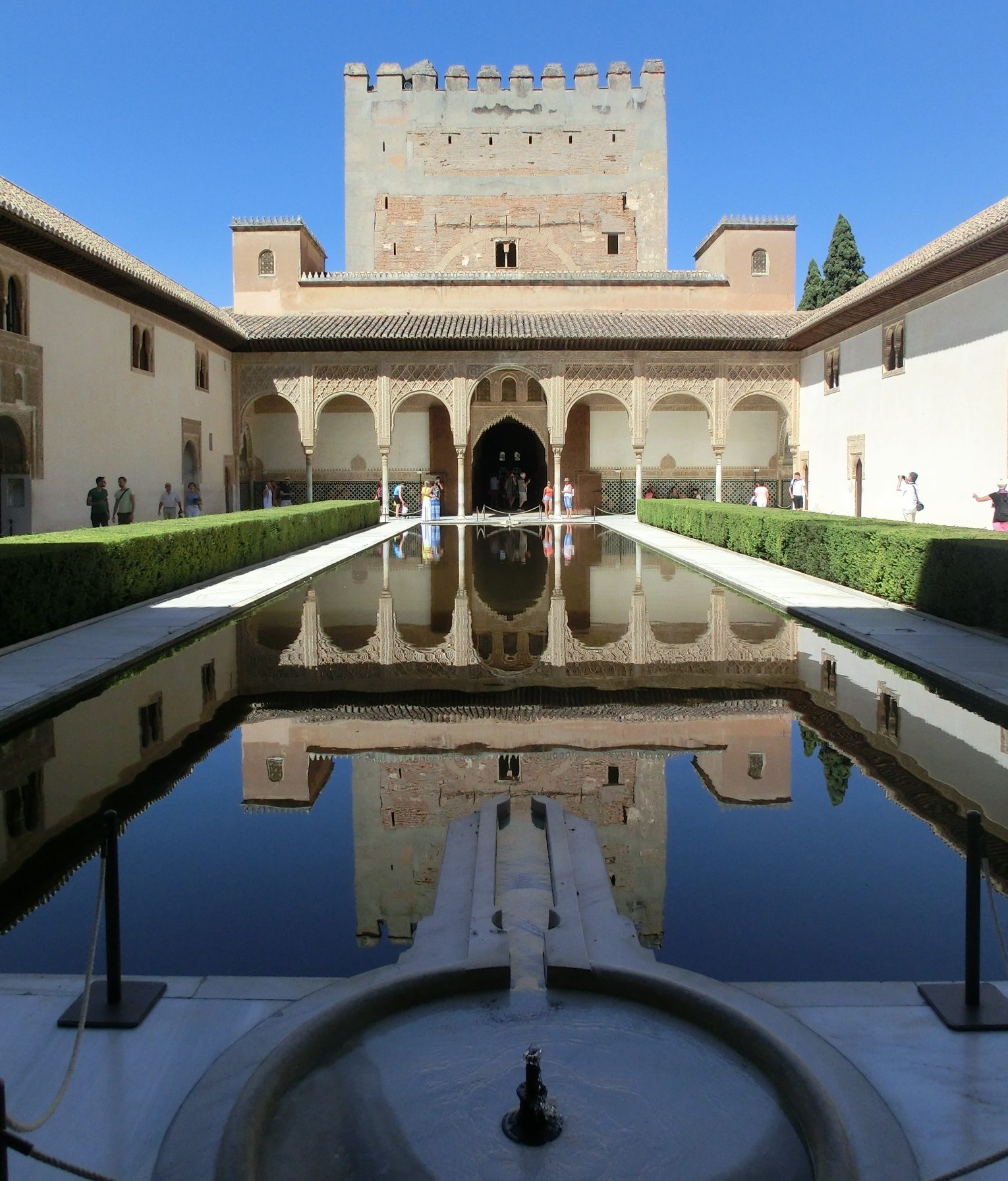 Patio con fuente en la Alhambra de Granada