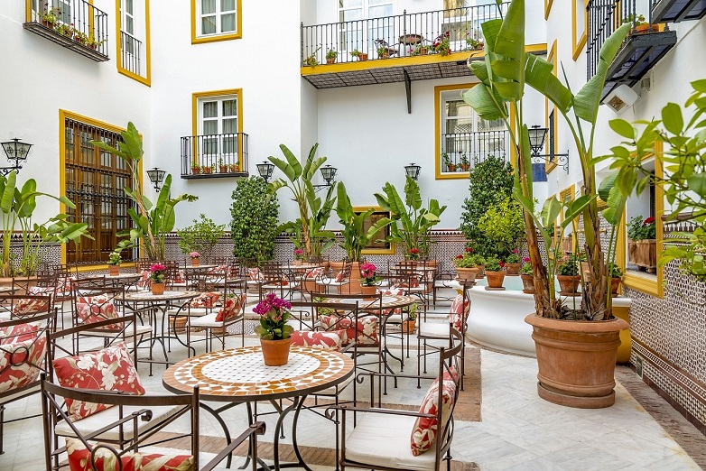 Restaurante en un patio andaluz