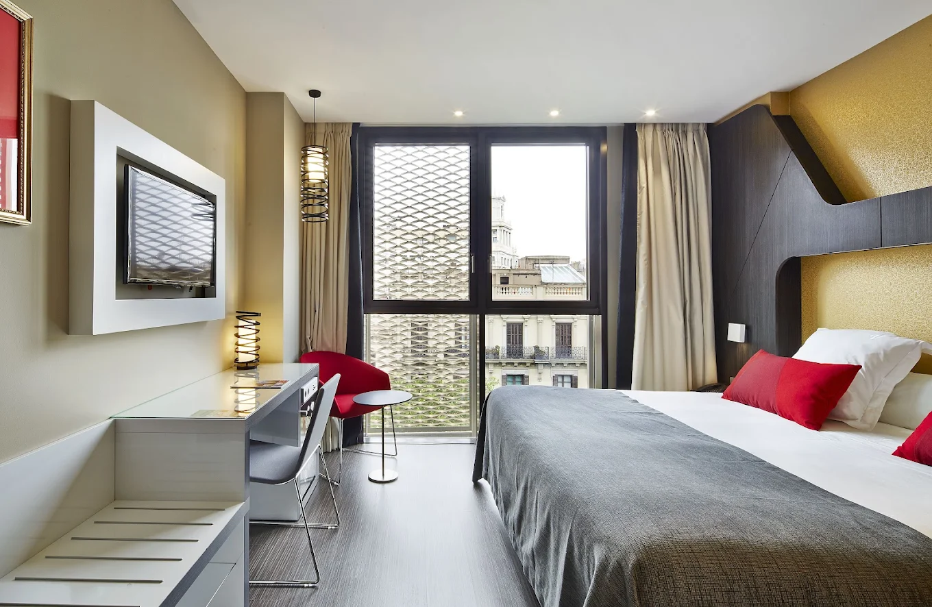 Room at Vincci Gala 4*. It is a bright, spacious room with excellent street views.