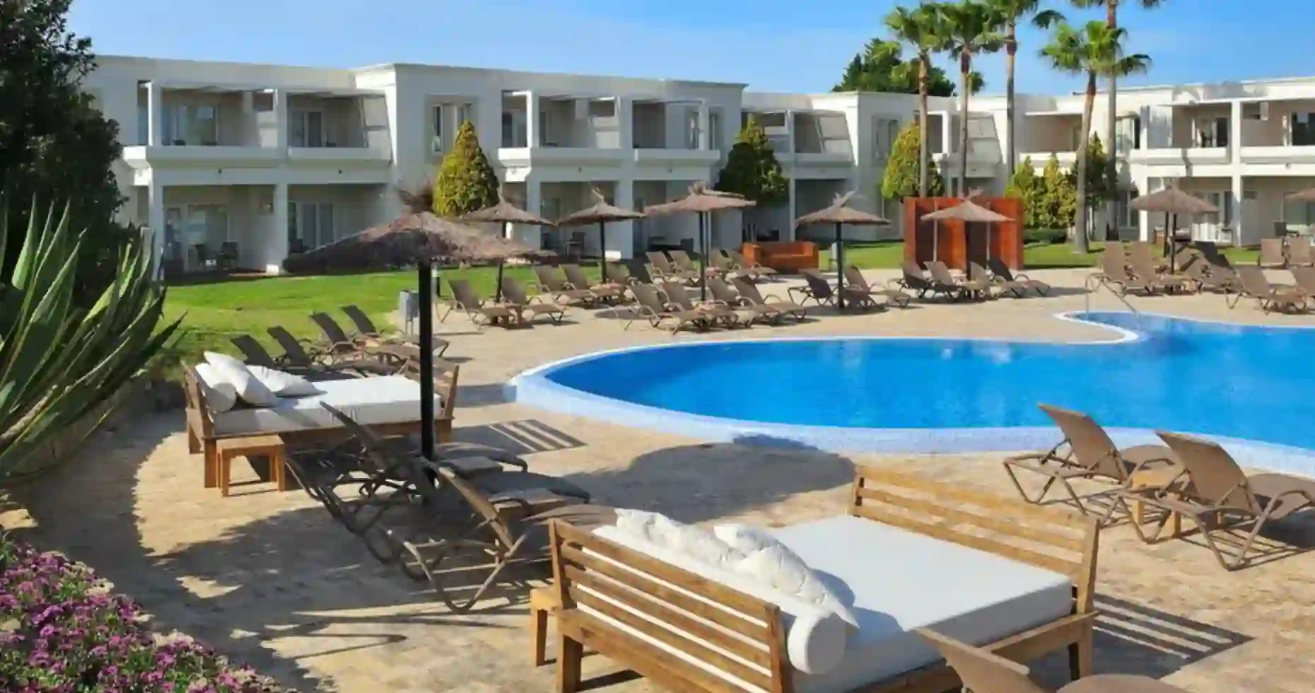 Camas Bali en la Piscina Vincci Costa Golf 4