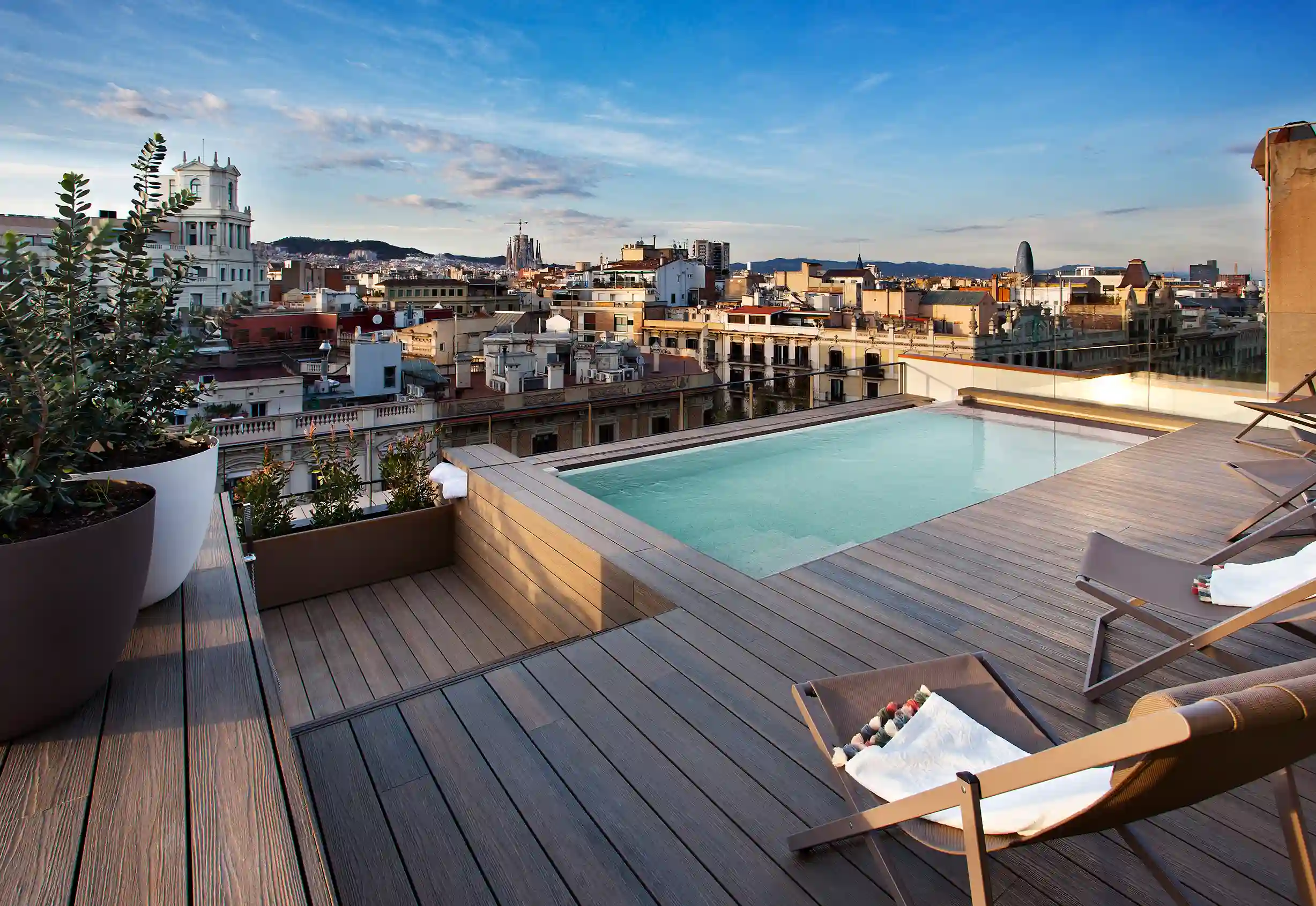 Terraza con piscina del Hotel Vincci Gala 4*