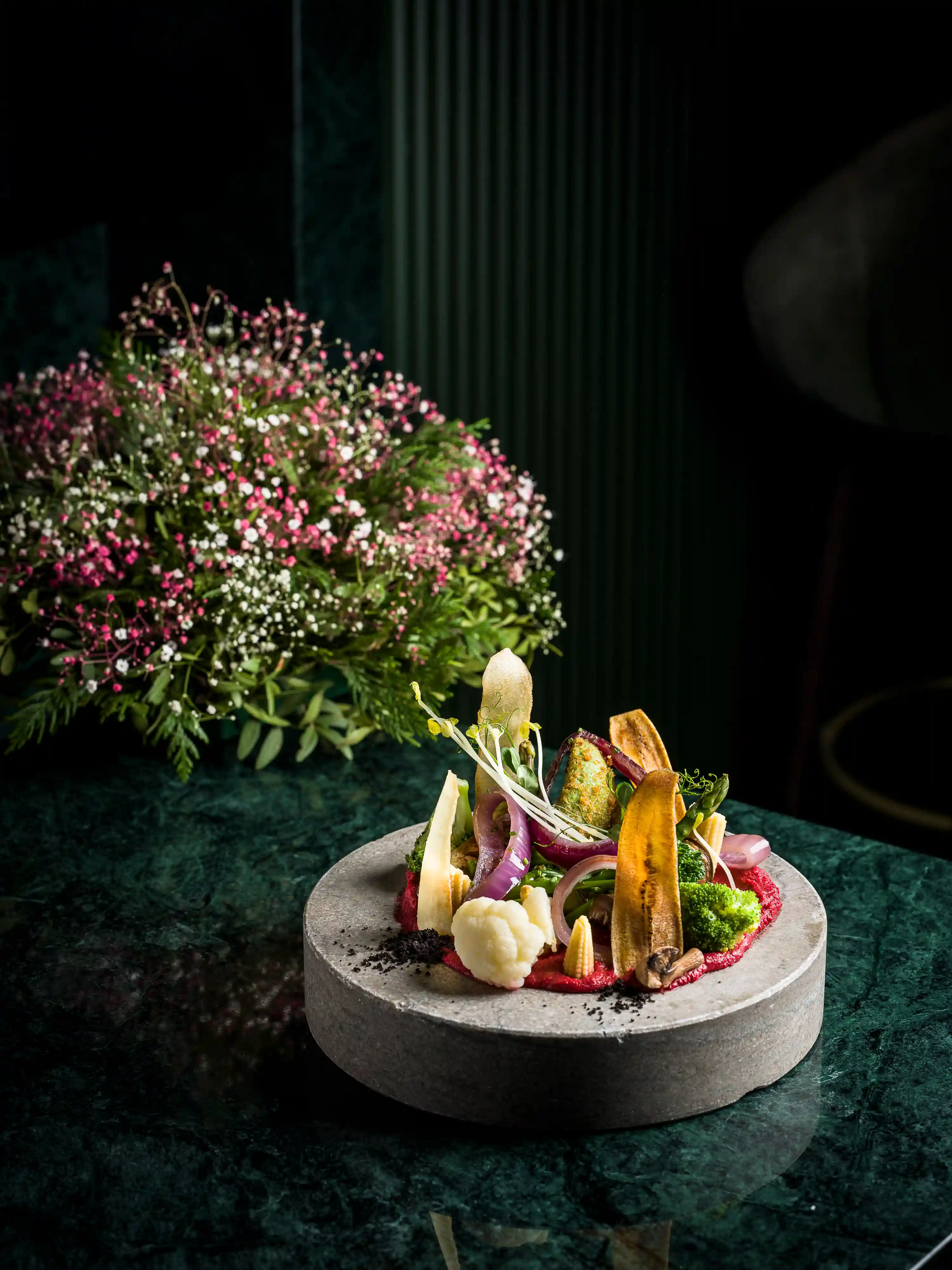 Parrillada de Verduras frescas seleccionadas sobre Hummus de Remolacha Fresca