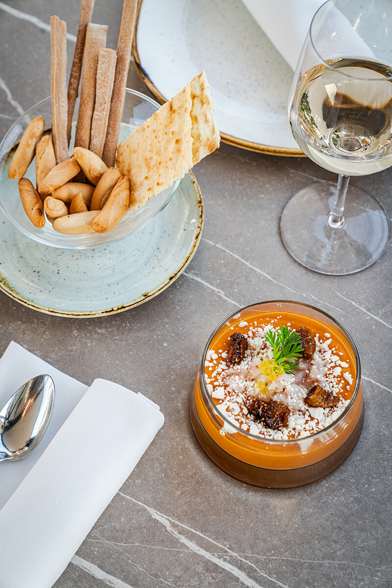 Salmorejo de Mango e Higos con Tartar de Gambón Ahumado y Nieve de Queso de Cabra