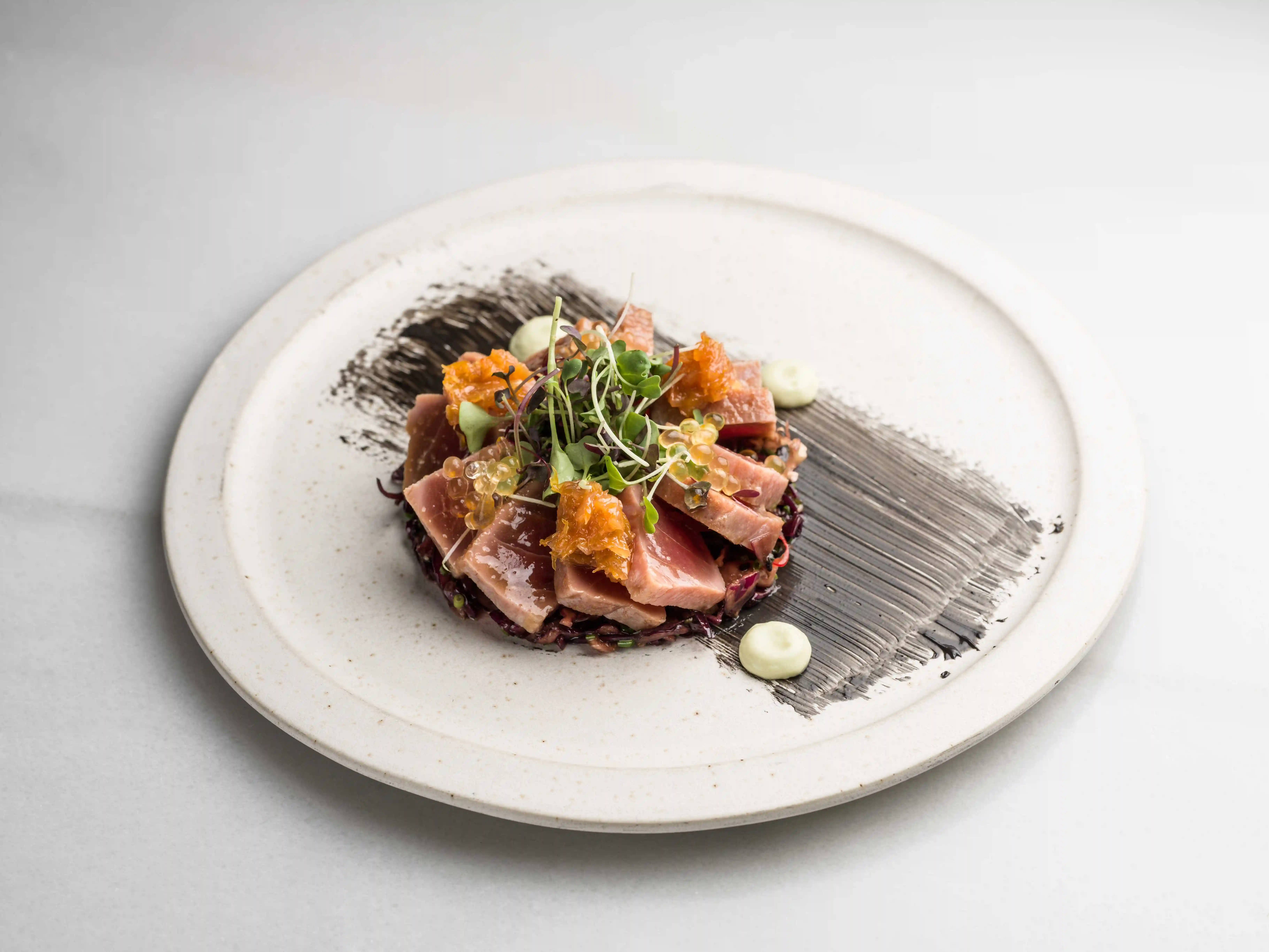 Tataki de Atún, Ensalada asiática y Chutney de Cítricos