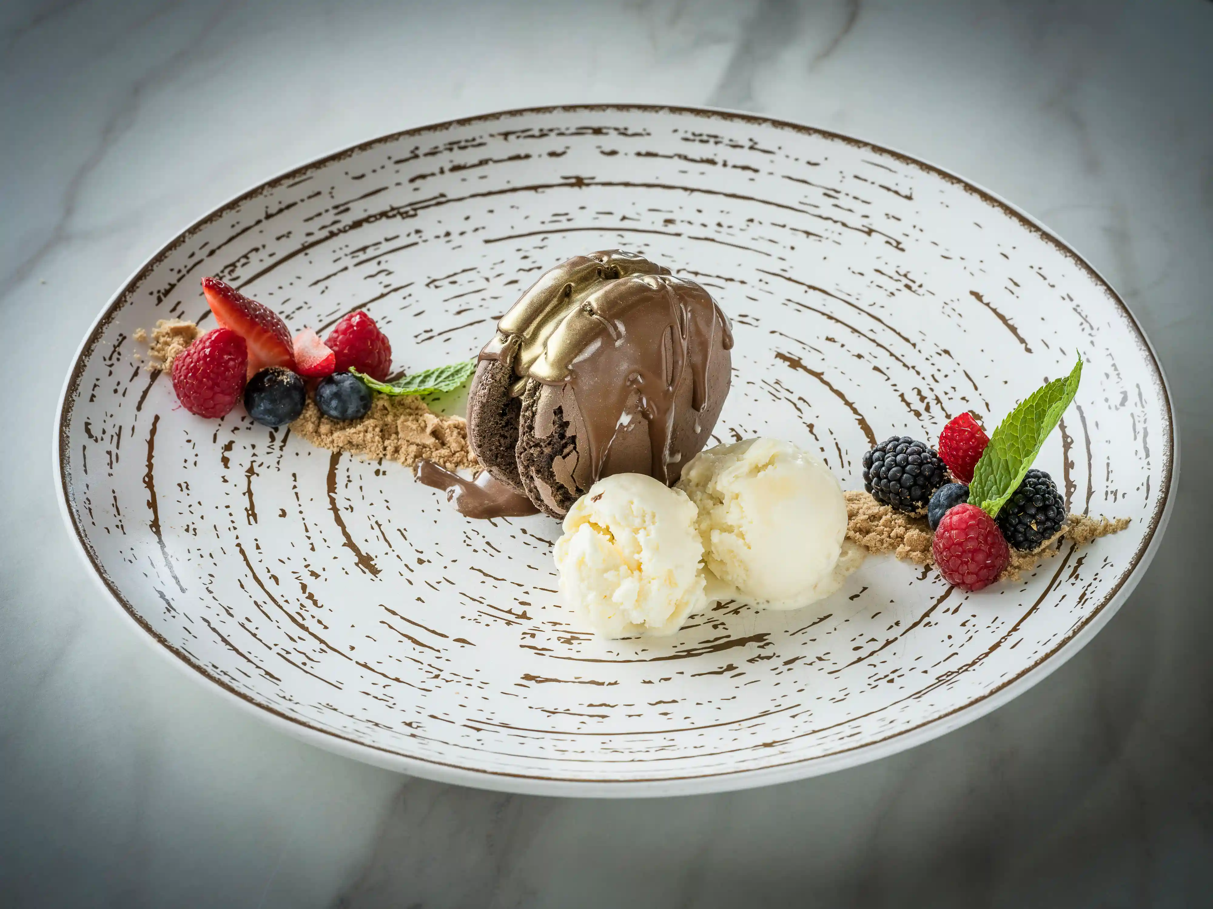 Le Grand Macaron de Chocolate con su salsa de cacao y avellanas y helado de Chocolate blanco