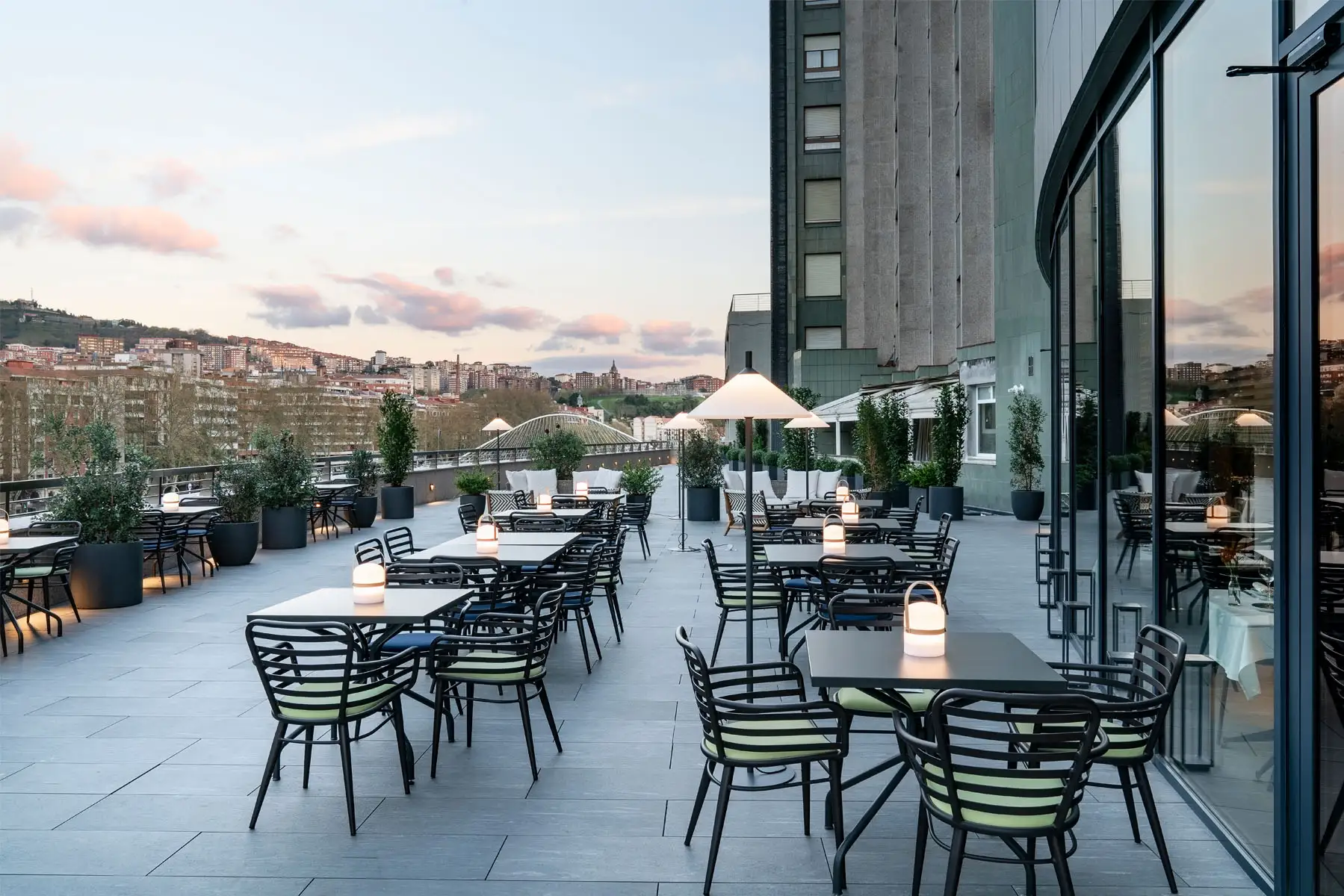Terraza del Restaurante Kondutxo del Hotel Vincci Consulado de Bilbao 4*
