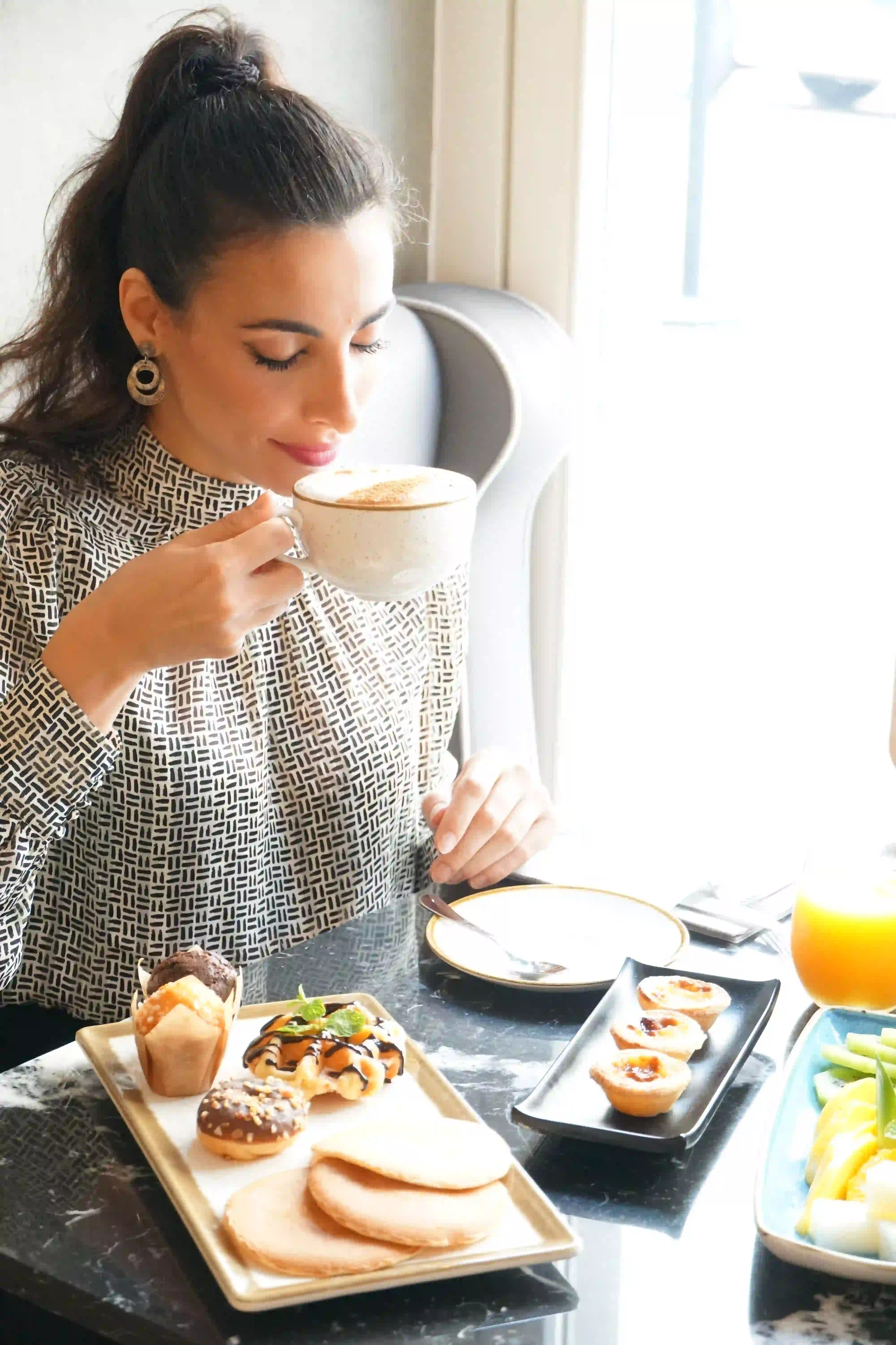 Mujer desayunando