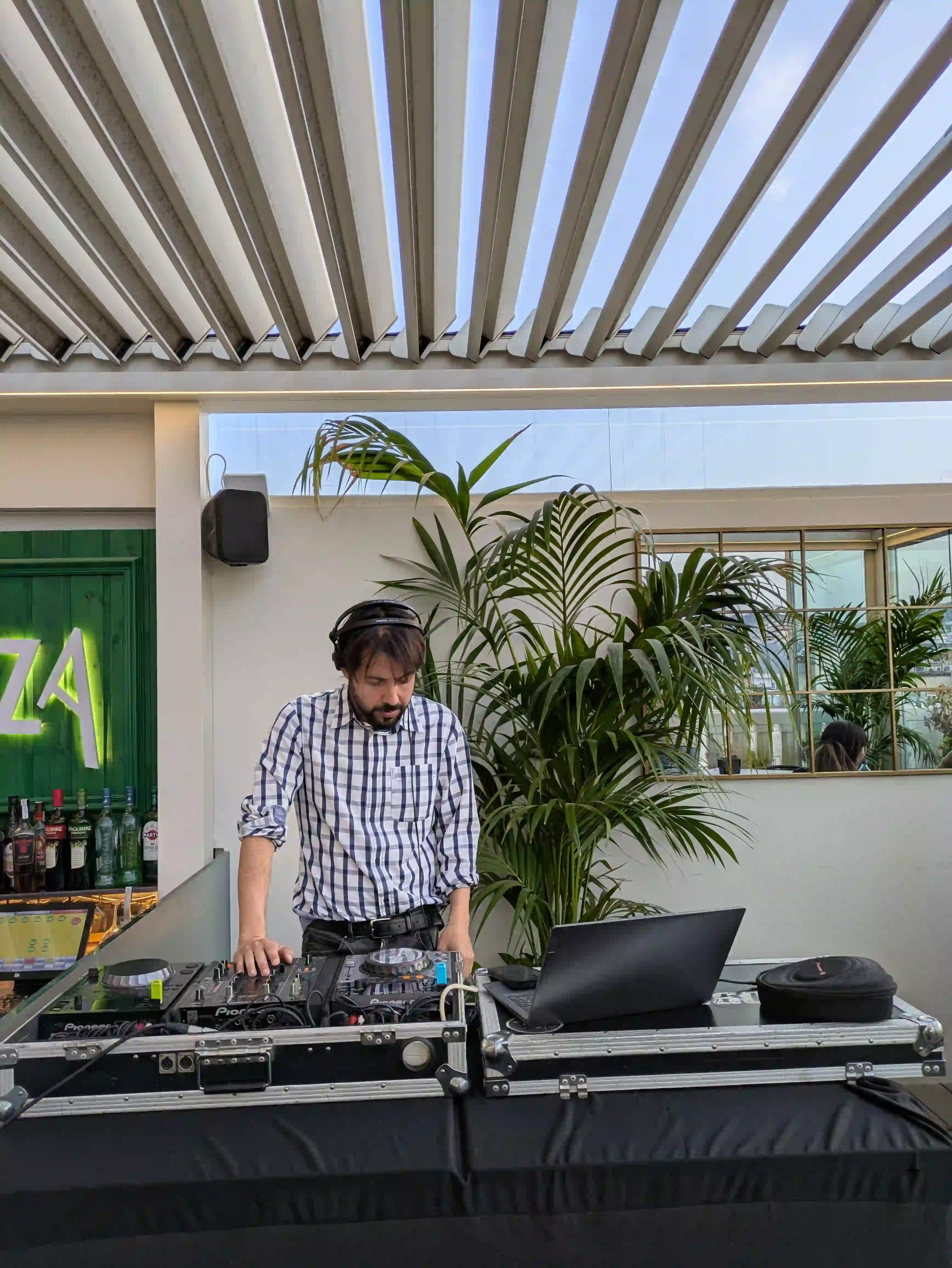 DJ en la Terraza West Food & Bar del Hotel Vincci Mae 4*