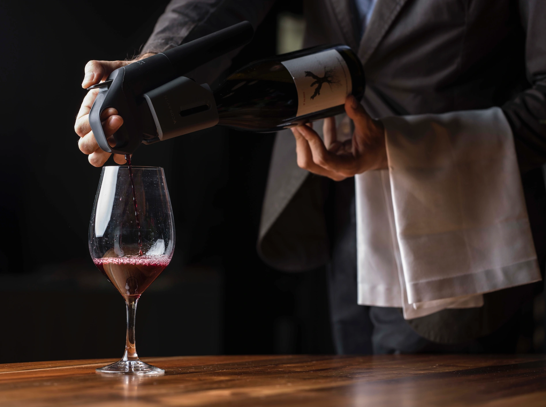 Vino servido en mesa en el restaurante Vincci Selección Unuk 5*GL