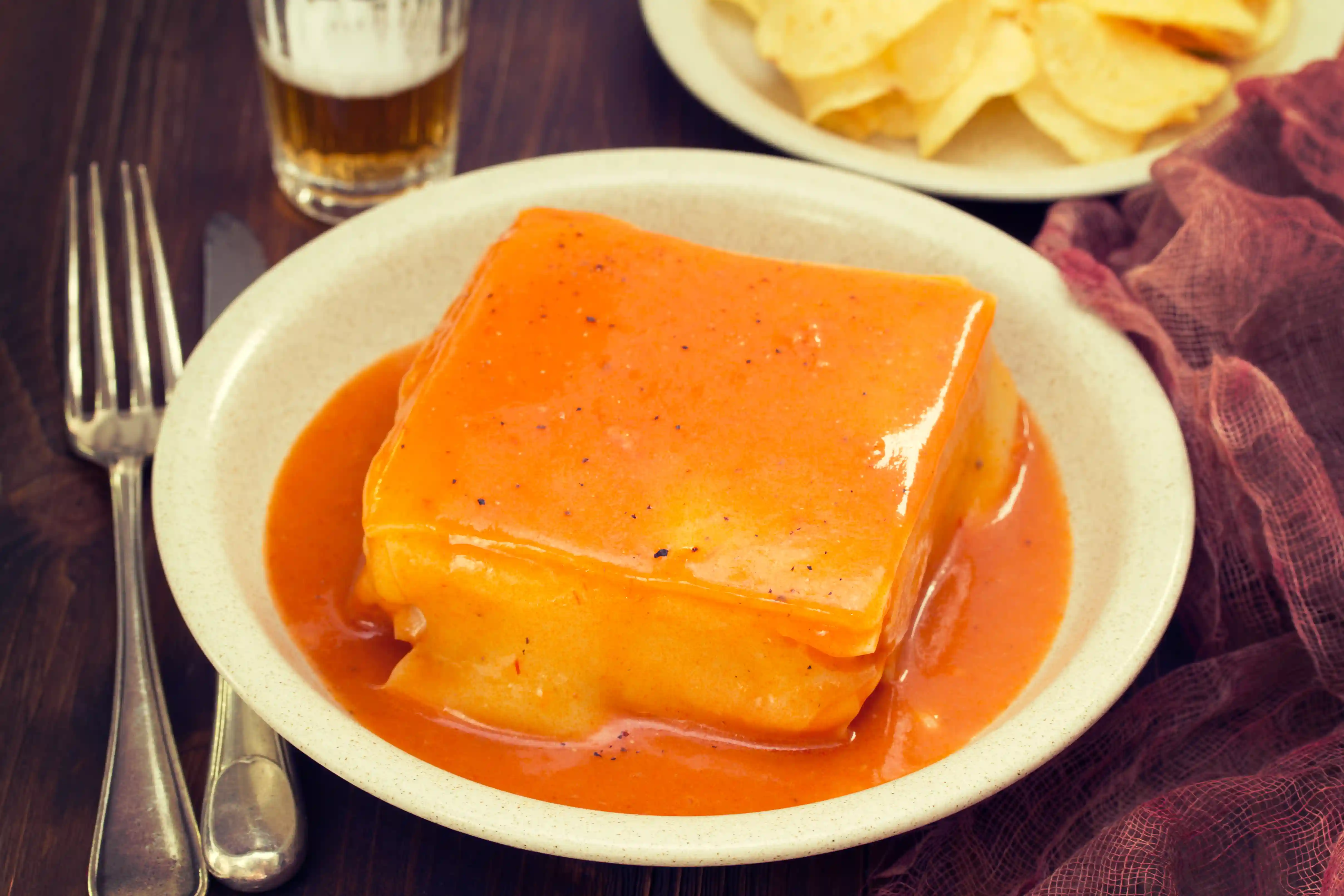 Francesinha – sándwich típico de la gastronomía portuguesa