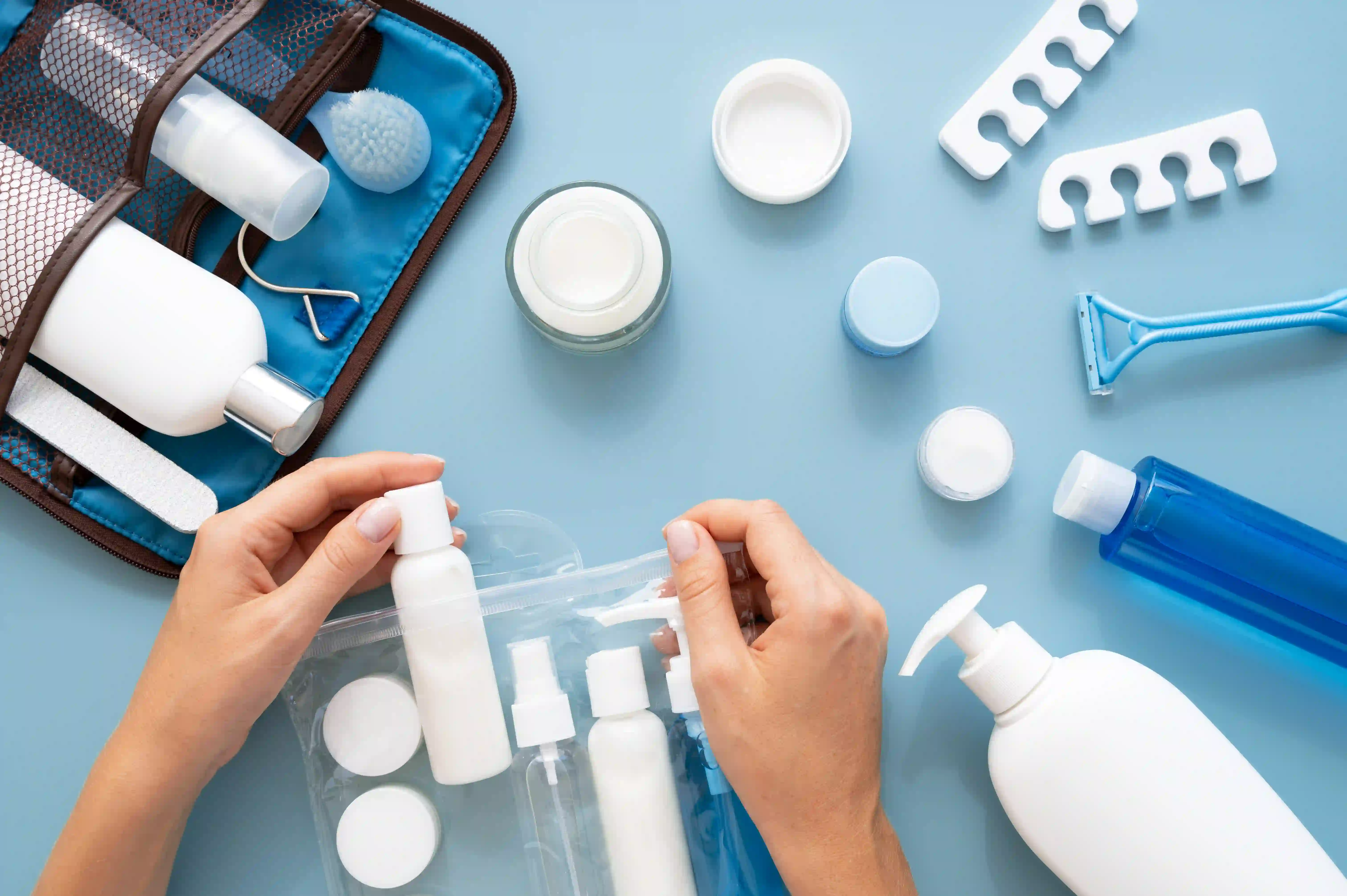 Productos de higiene y cuidado personal para llevar a un viaje
