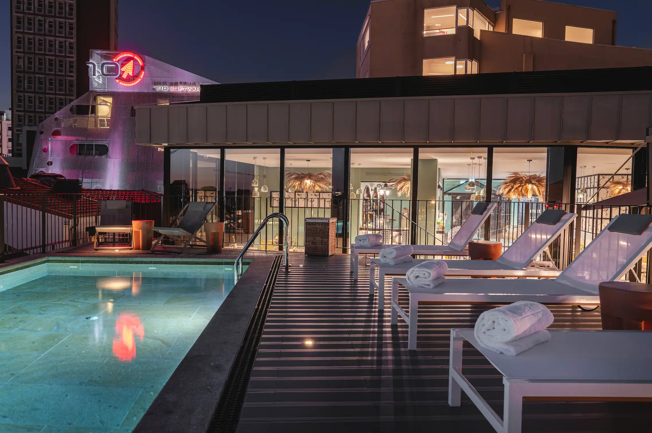 Pool at Vincci Bonjardim 4*