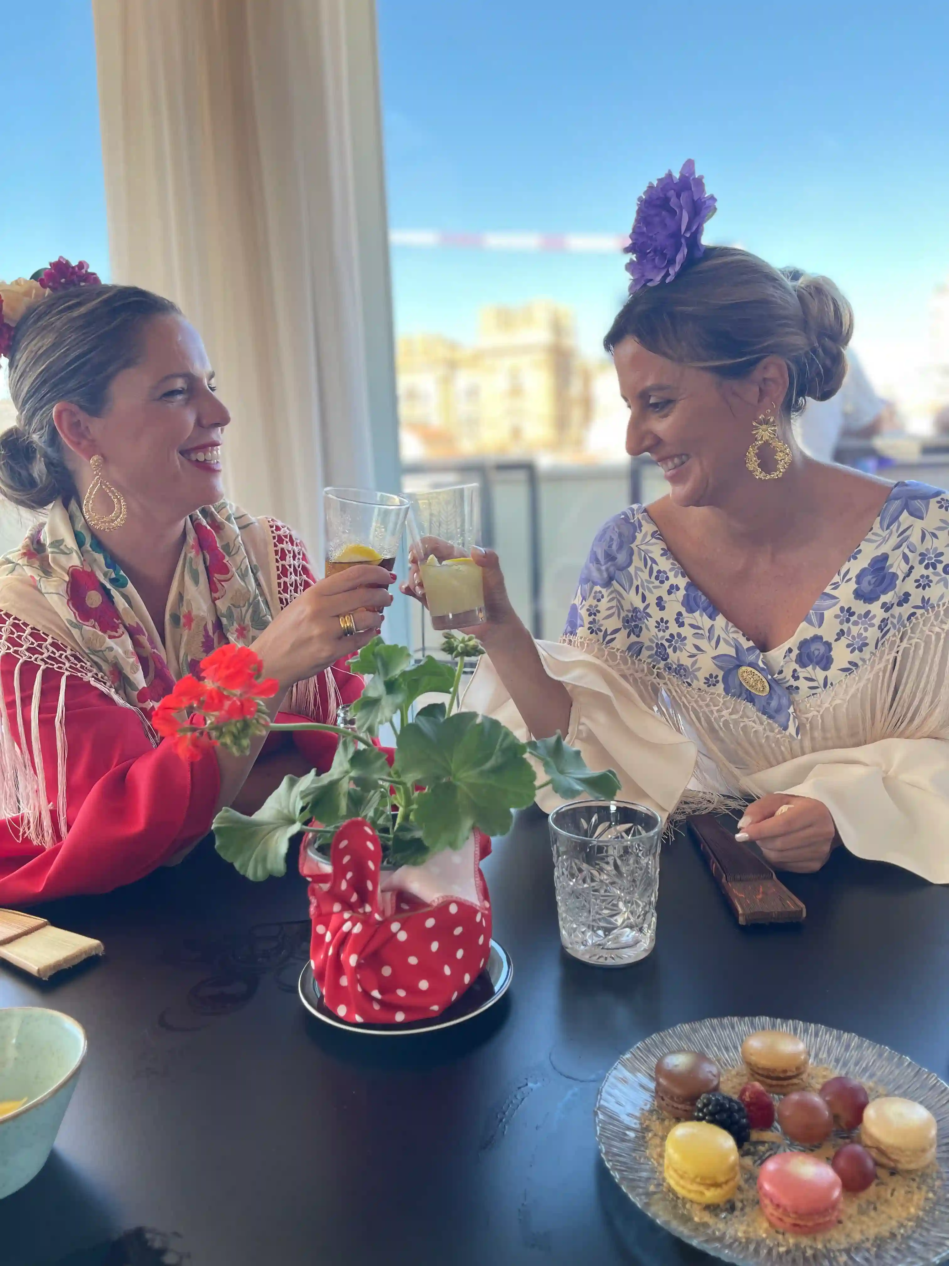 Mujeres disfrutando de la feria de Málaga