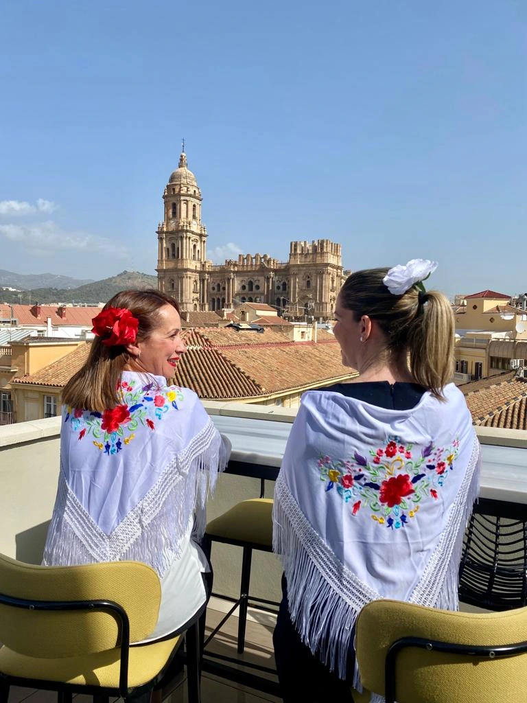 Mujeres disfrutando de la feria de Málaga desde la terraza de El Taller de Larios Diez