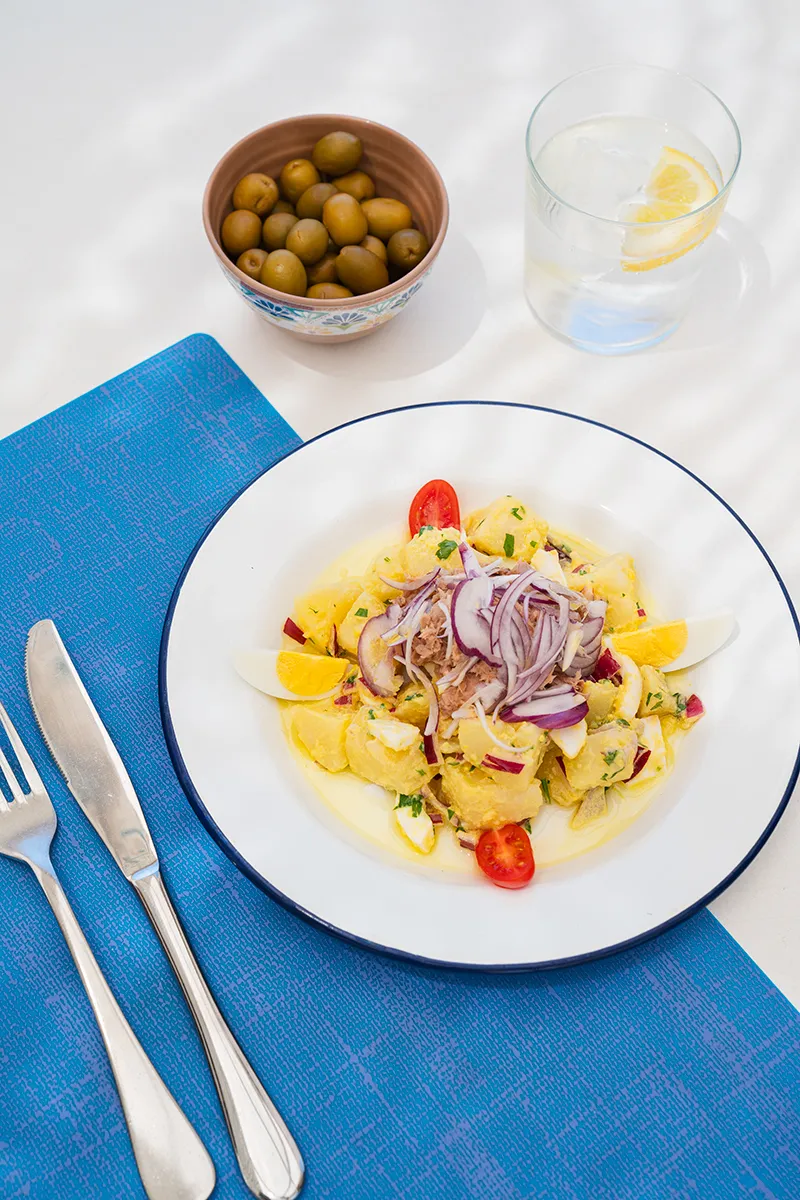 Potatoes with tuna, onion and egg