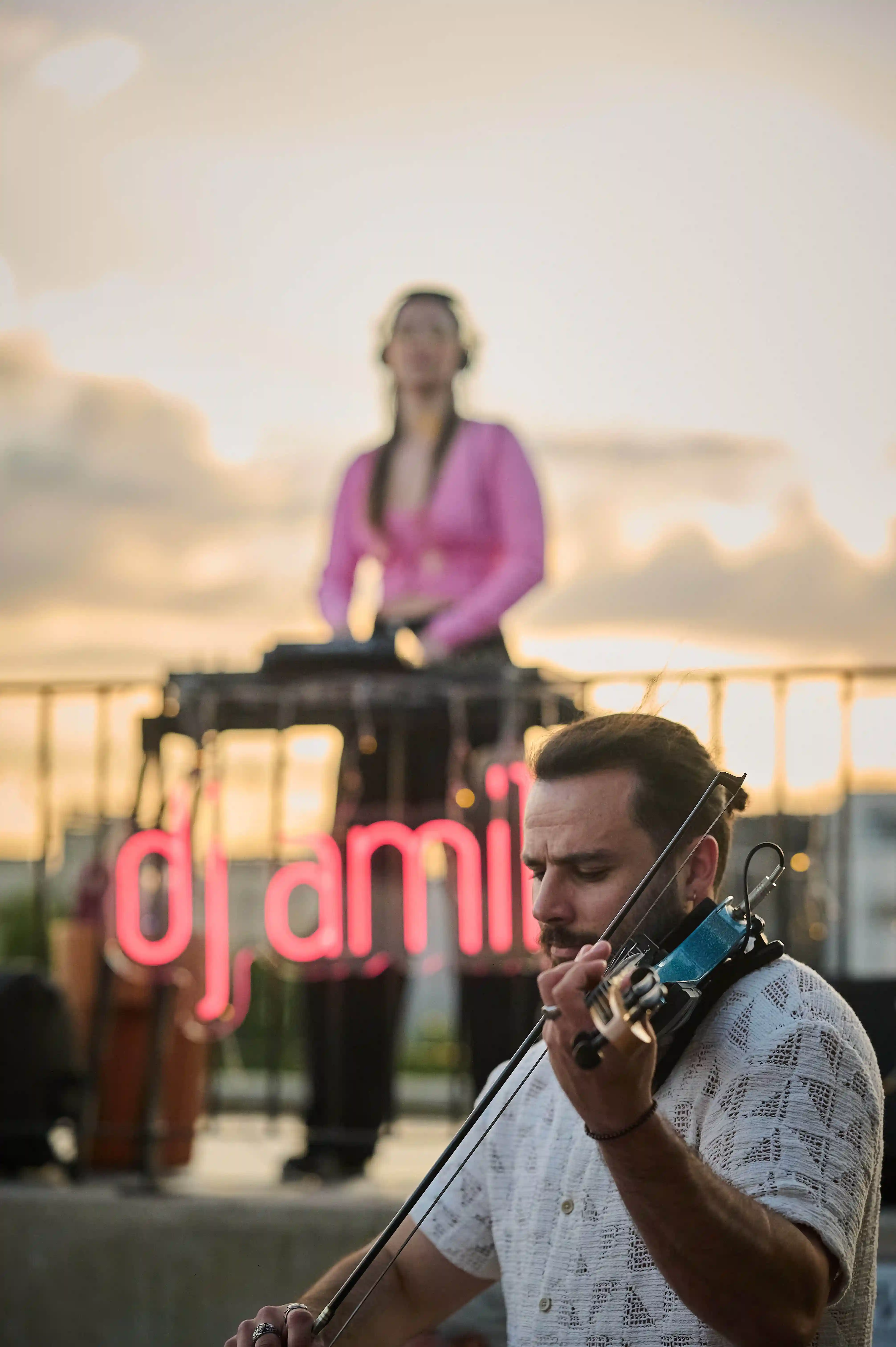 Músico tocando el violín en Terraço do Jardim