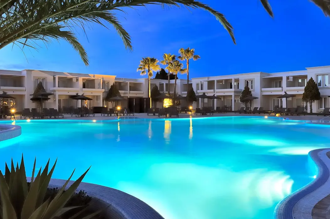 Piscina de noche del hotel Vincci Costa Golf