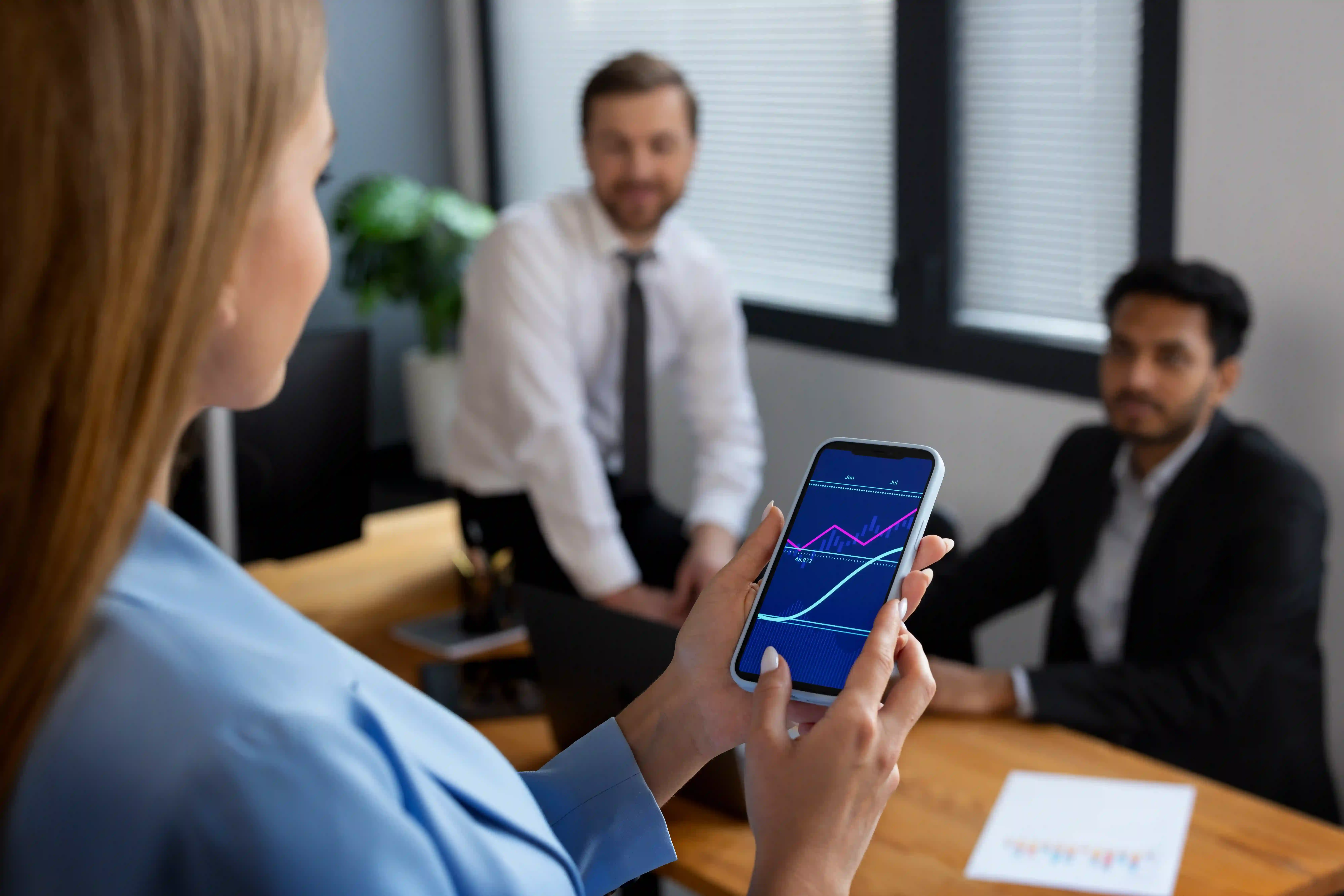 directiva de un hotel comunicando incremento de ingresos