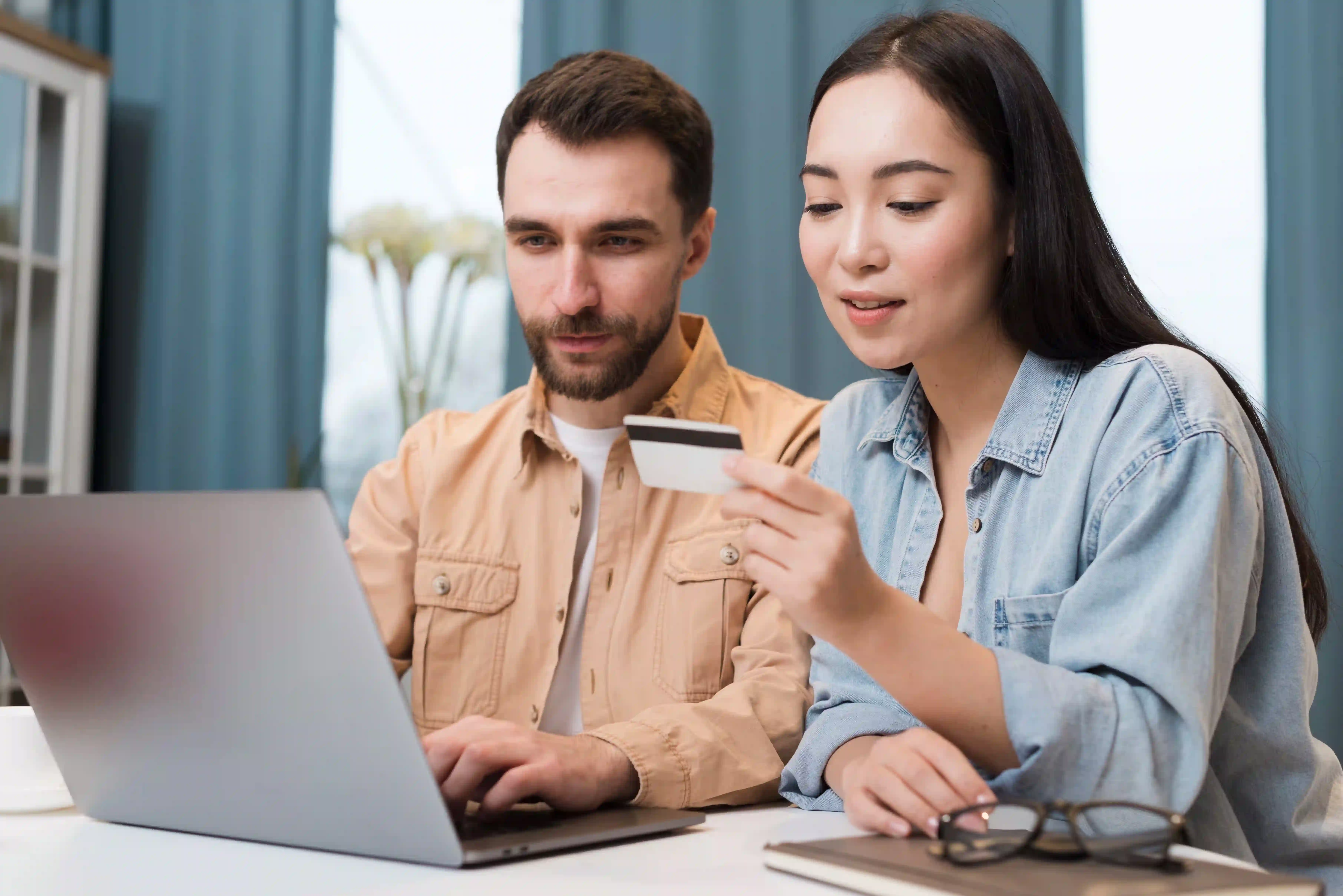 pareja personalizando su reserva de hotel através de ia