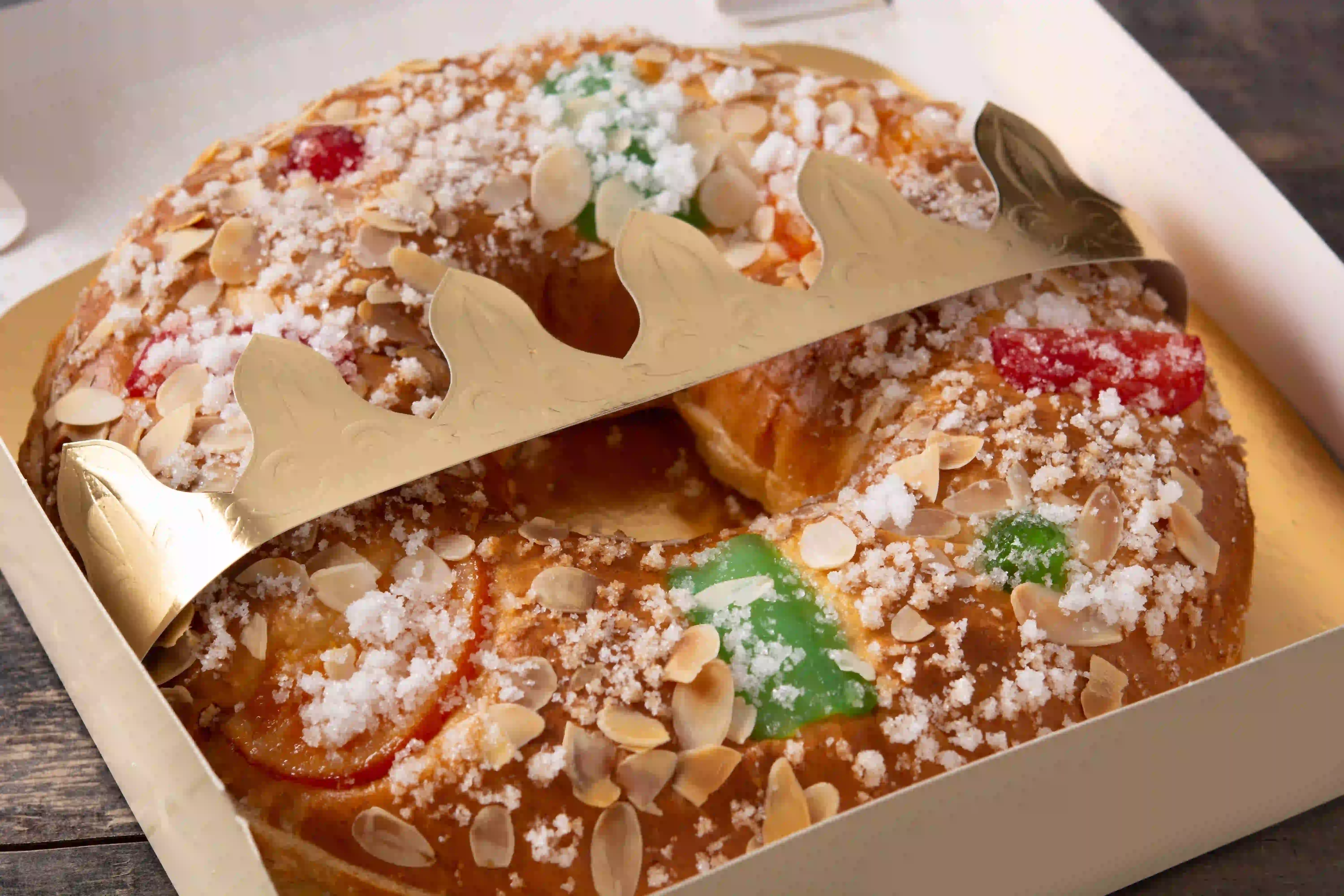 Roscón de Reyes filled with cream