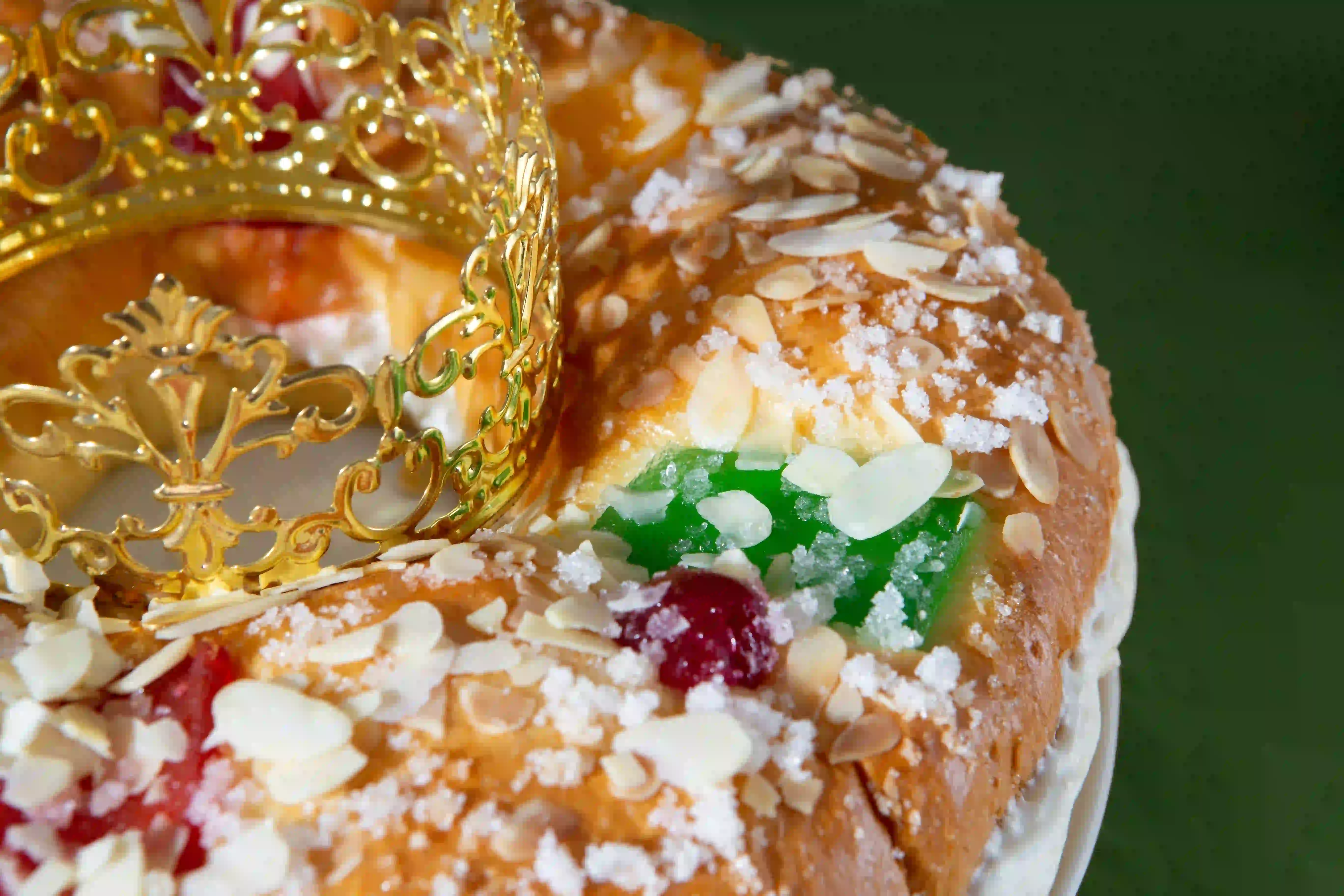Roscón de Reyes filled with cream from an overhead view