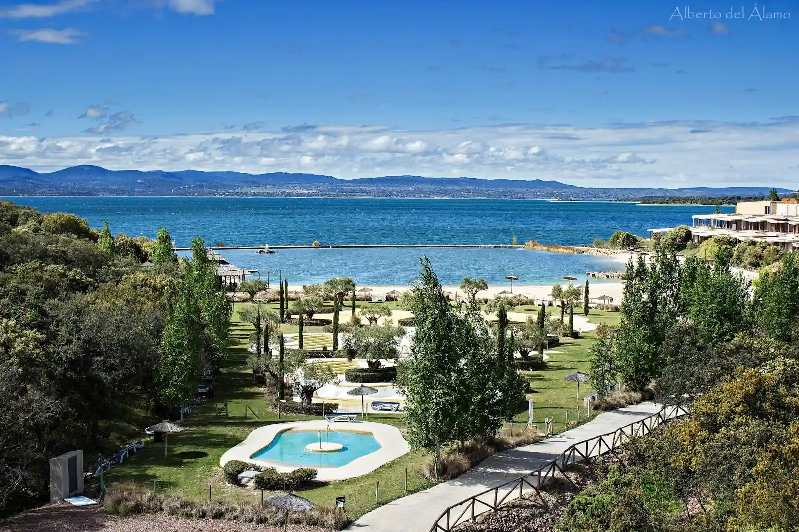 vista aerea de la piscina y vistas al lago del hotel