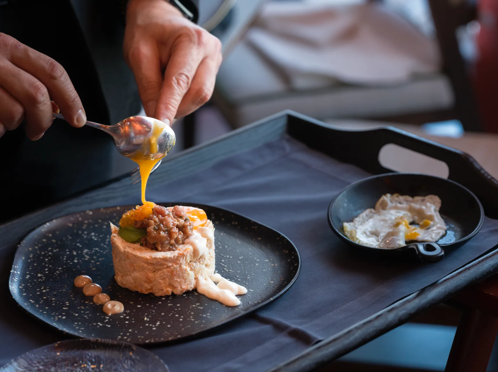 Maître preparing one of Entremuros restaurant's dishes