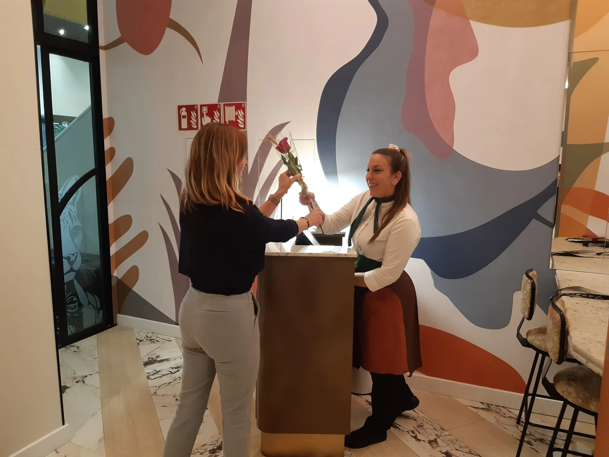 Mujer entregando rosa a otra en el día de Sant Jordi - Hotel Vincci Gala 4*