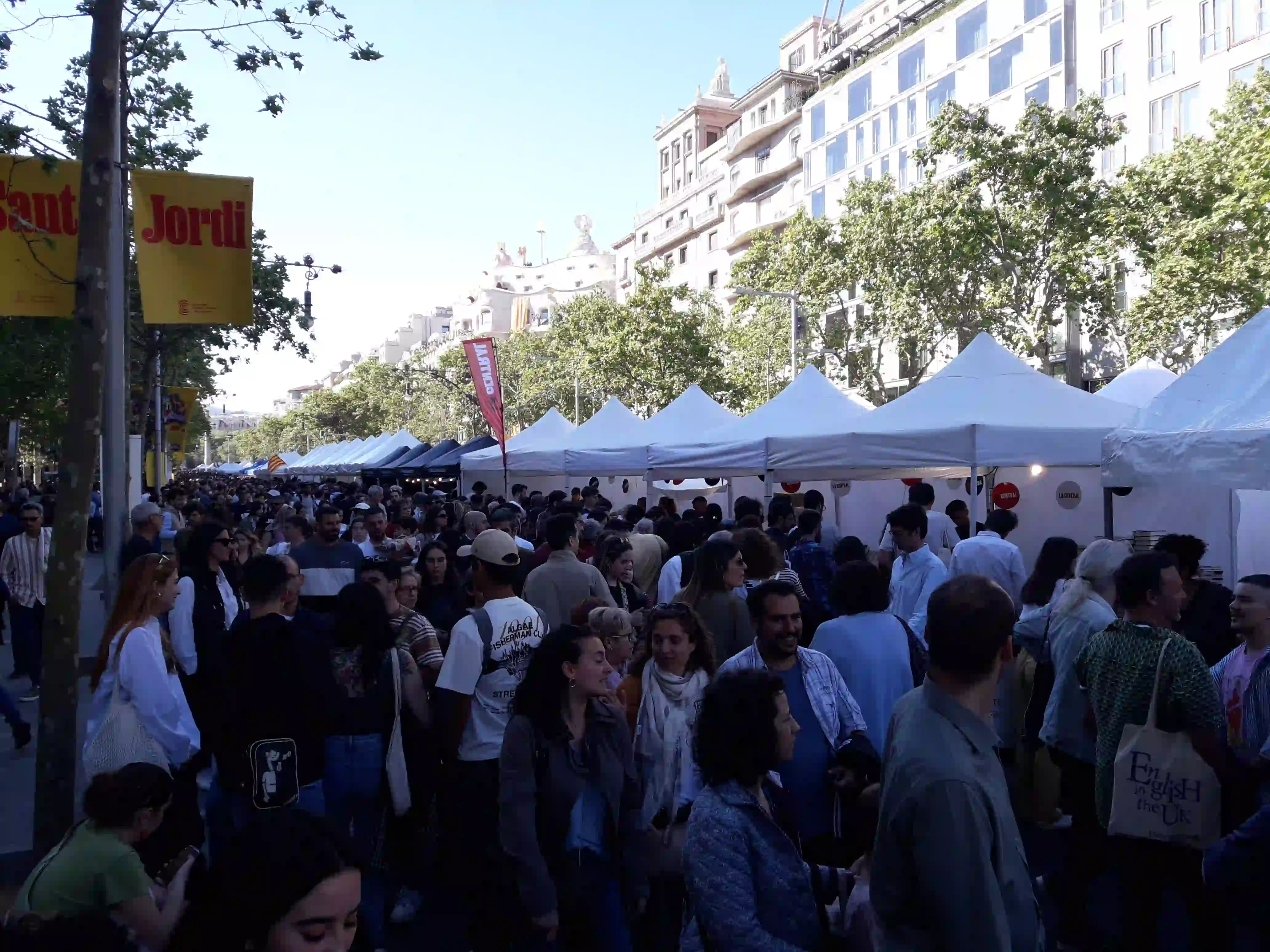 Celebración de Sant Jordi en Passeig de Gràcia - Foto de Pere López Brosa vía Wikimedia Commons (CC BY-SA 4.0)