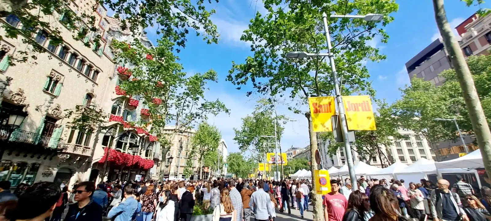 Celebración del Día de Sant Jordi en Barcelona Casa Batlló - Foto de Nferranf vía Wikimedia Commons (CC BY-SA 4.0)