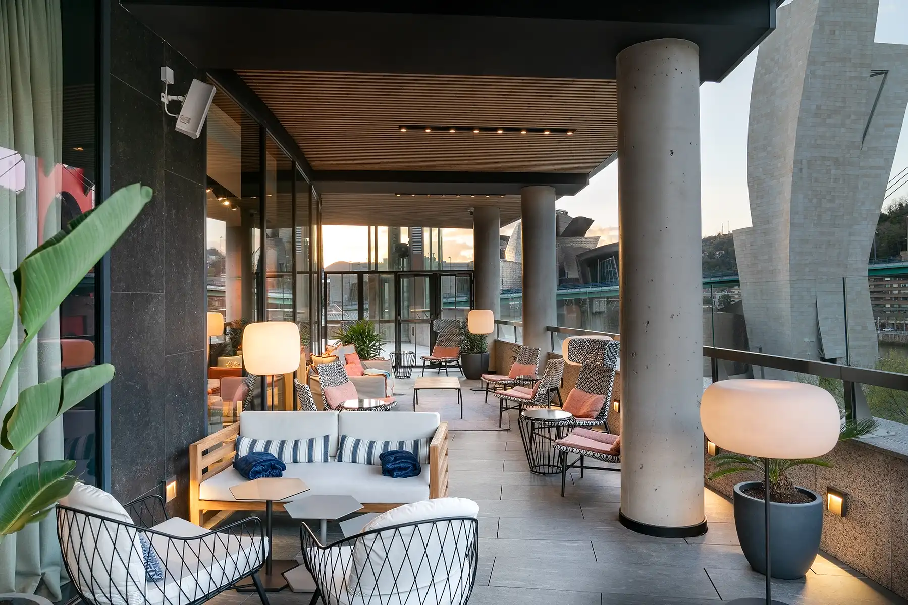 Terraza del Restaurante Kondutxo en el Hotel Vincci Consulado de Bilbao 4*