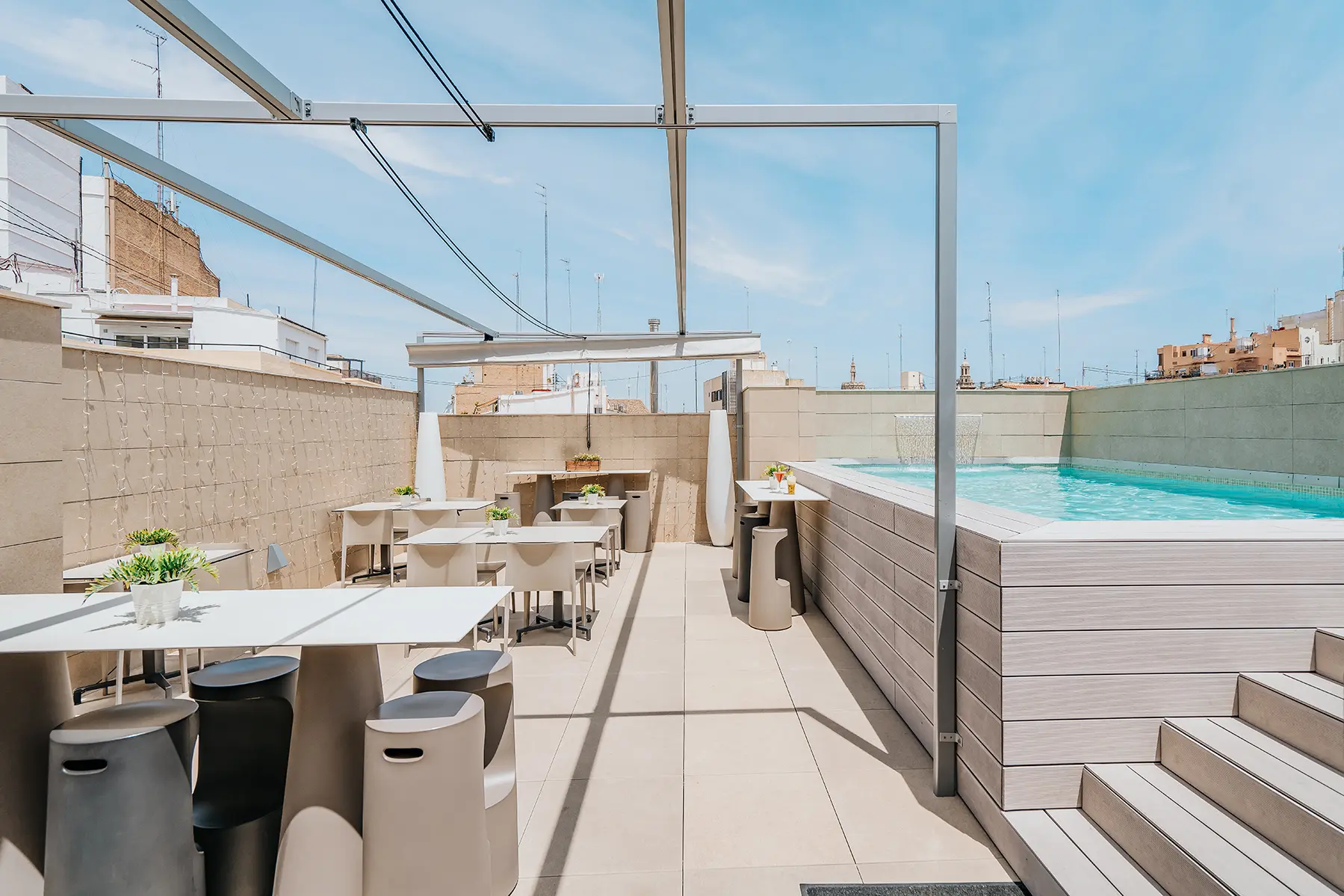 Terraza con piscina del Hotel Vincci Mercat 4*