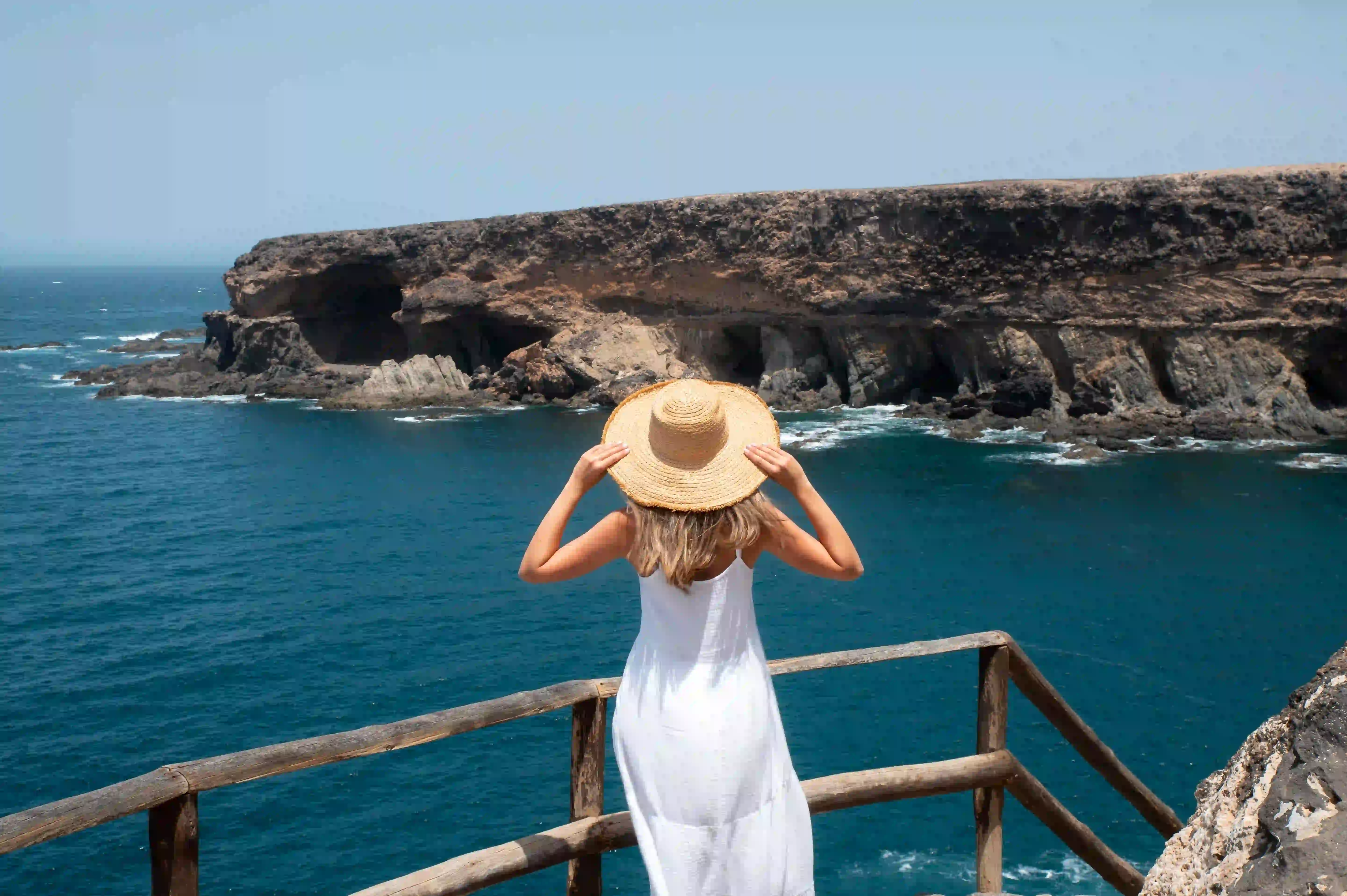 Mujer Admirando el Mar