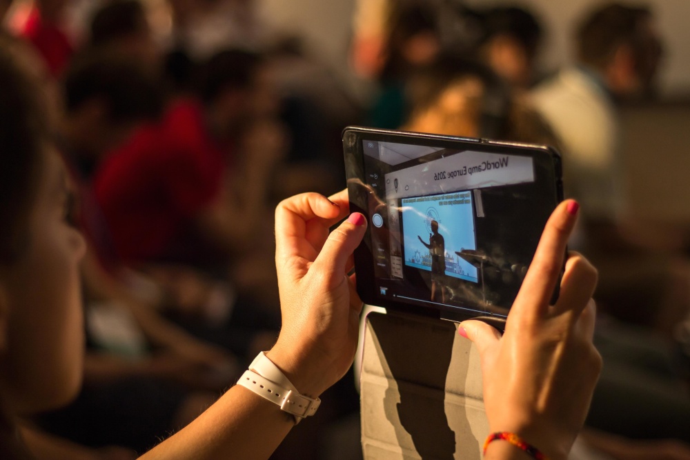 Persona grabando en un evento