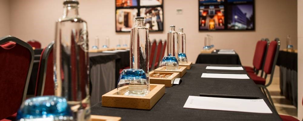 detalle mesas de reuniones hotel vincci lys